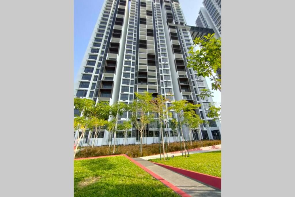 Astetica Pool & Lake View High Floor 100Mbps Wifi Netflix Seri Kembangan Exterior photo